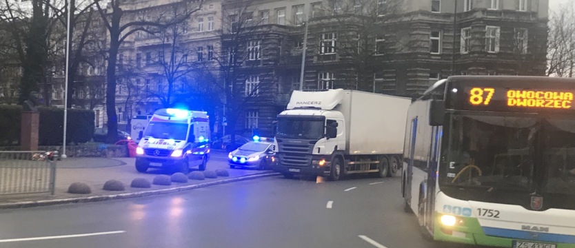 Ciężarówka wjechała w radiowóz