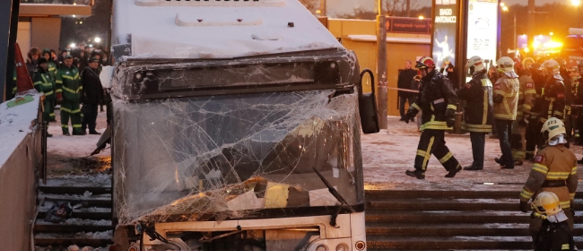 Autobus wjechał do przejścia podziemnego. 5 osób nie żyje