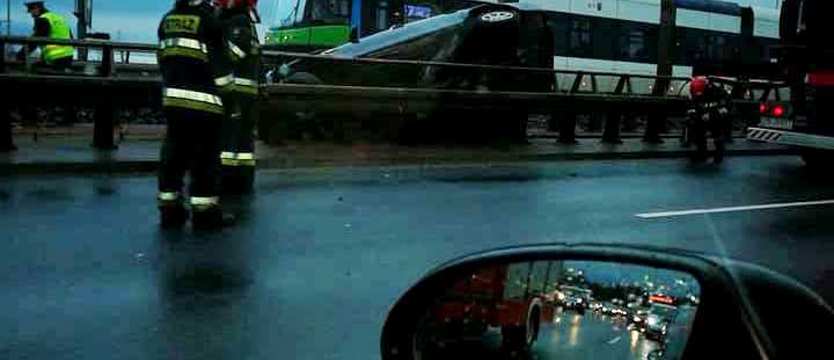Auto zawisło na moście