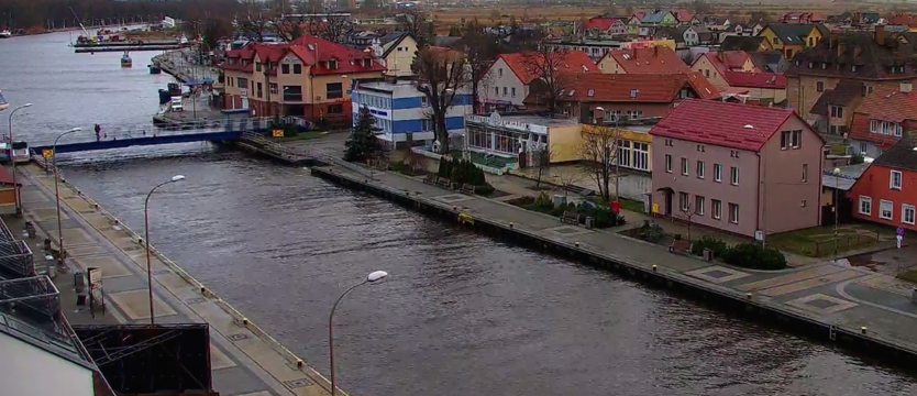 Wjechał ciężarówką do kanału portowego