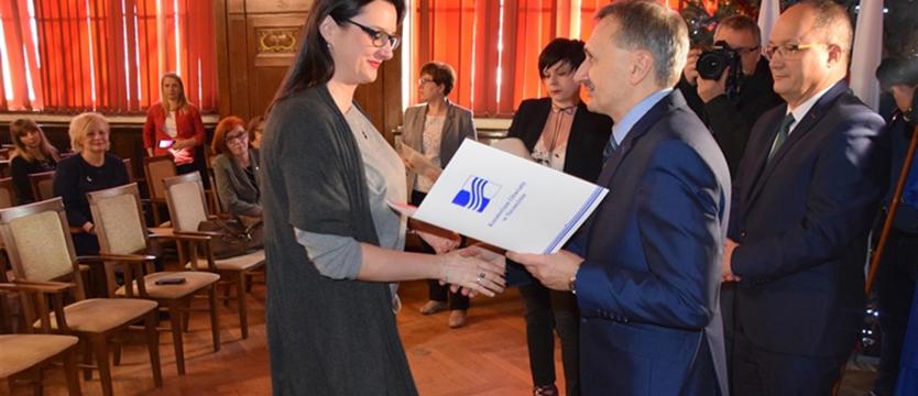 Więcej nauczycieli dyplomowanych