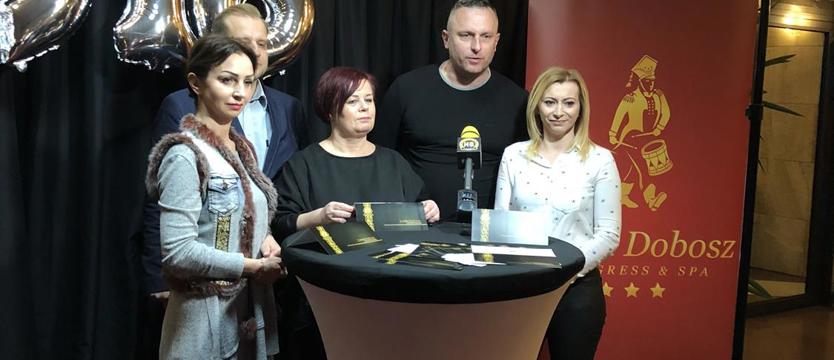 Pobiesiadują i pomogą