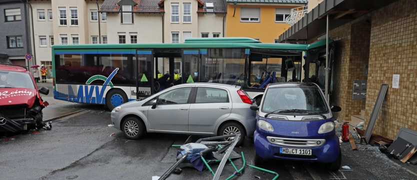 Szkolny autobus uderzył w ścianę domu, wiele dzieci rannych