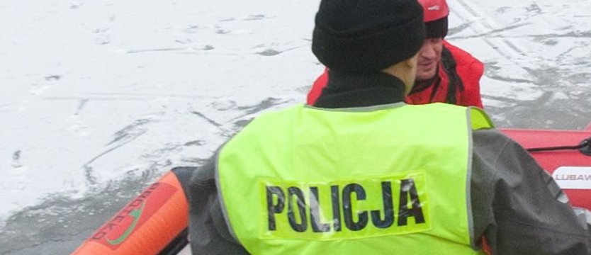 Nastolatkowie pod lodem