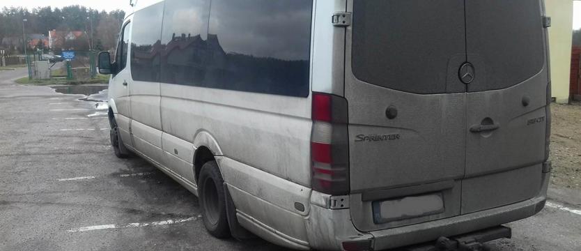 Pędził na łysych oponach z pasażerami