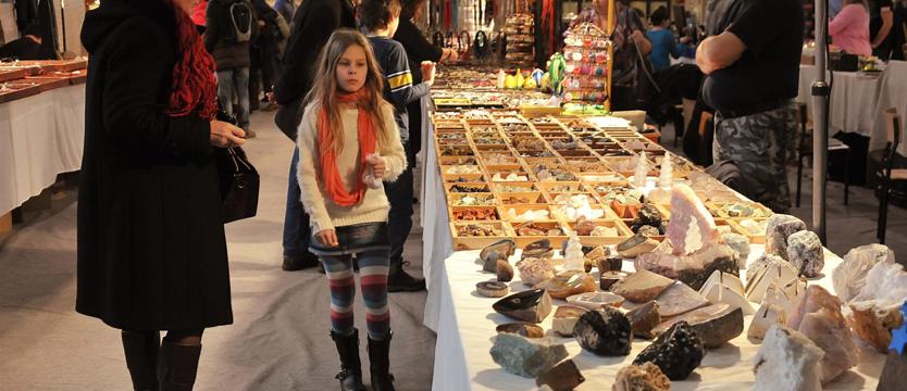 Minerały i biżuteria w hali