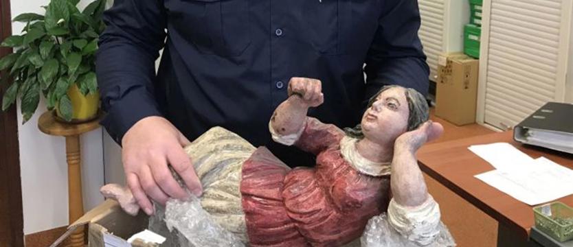 Zaginiony anioł przysłany paczką do komendy