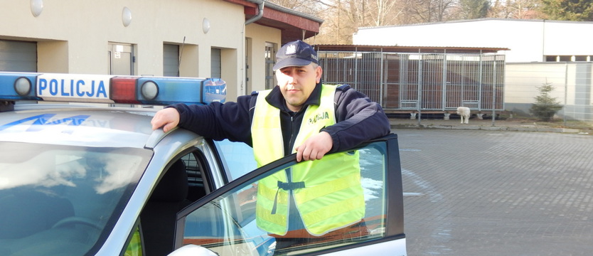 Policjant wyciągnął z rowu pijanego kierowcę