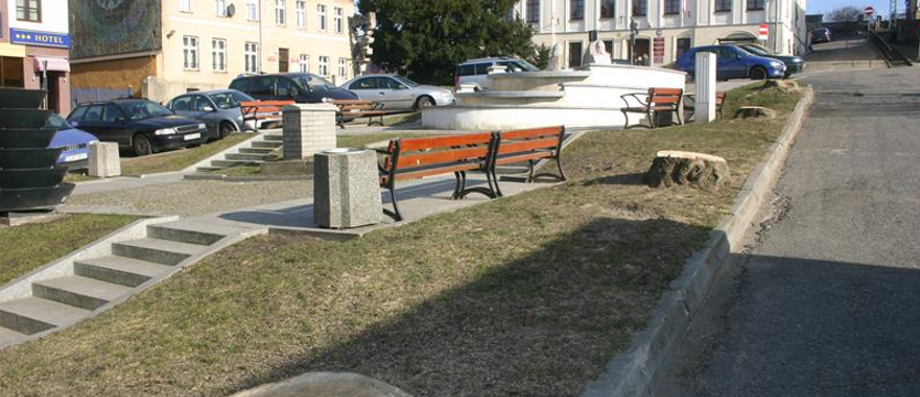 Wycięto jesiony.  Zasłaniały kamieniczki, których nie ma
