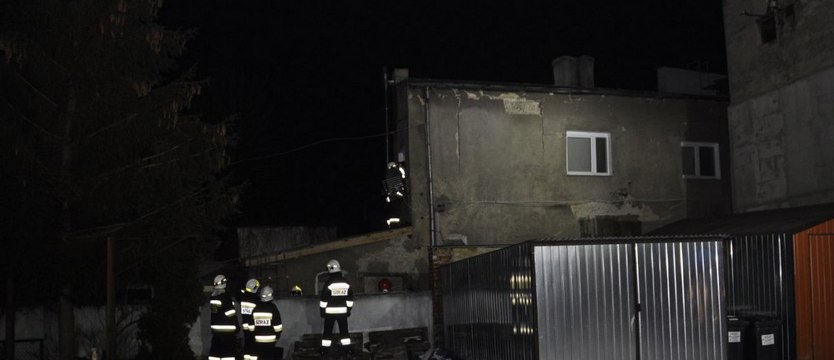 Pęknięta ściana budynku po wybuchu