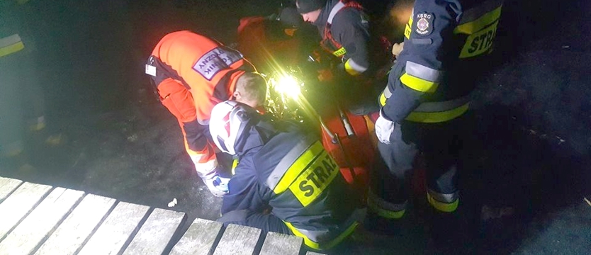 Szedł na skróty po lodzie i wpadł do jeziora