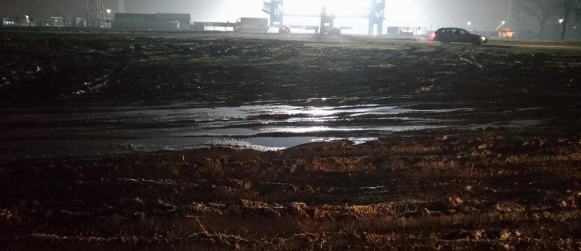 Piłka nożna. Błotny parking, kibice wściekli