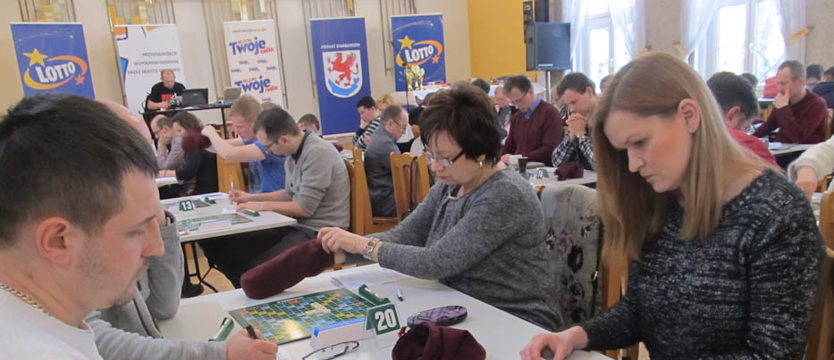 Grają w Scrabble