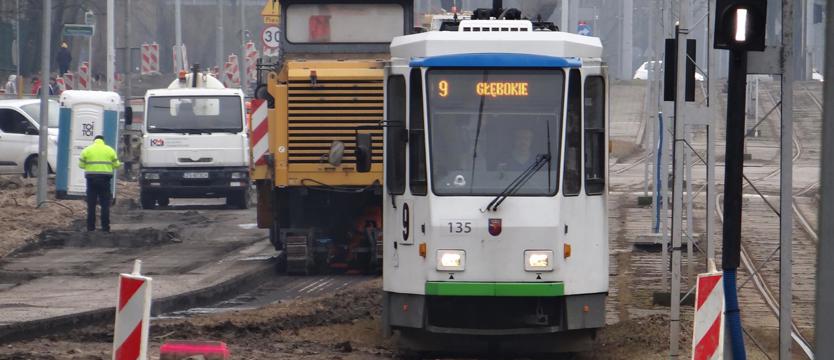 Znikają stare chodniki, asfalt, latarnie