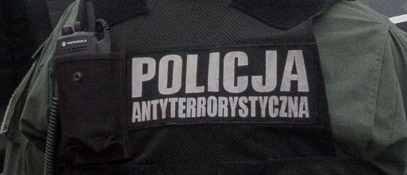 Antyterroryści rzucili rodzinę na ziemię, babcię przycisnęli do muru…
