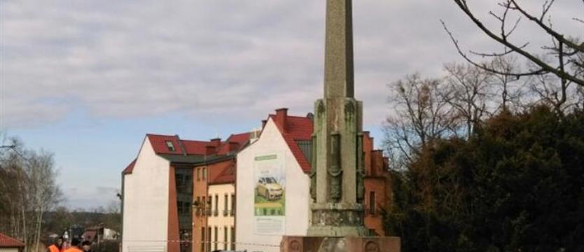 Runął pomnik Wdzięczności w Choszcznie