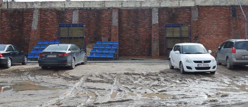Tenis. Hala ze sponsorem, parking z błotem