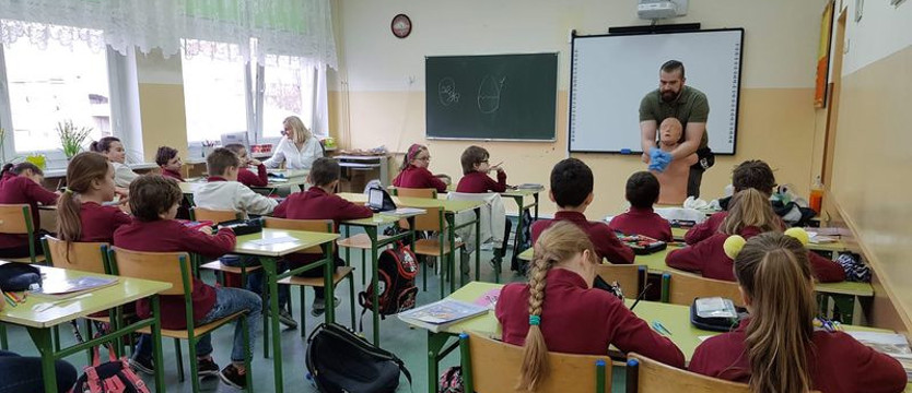 Policyjna grupa ratownicza uczy udzielania pierwszej pomocy