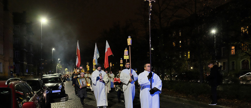Uwaga na nocne procesje