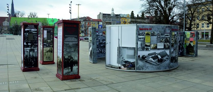 To nie wandale, ale wiatr uszkodził wystawę na pl. Solidarności