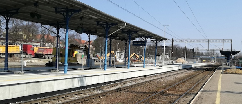 Perony z opóźnieniem. Remont trwa i trwa