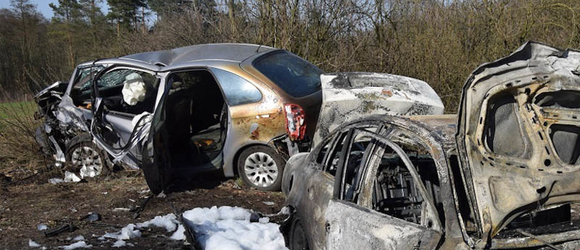 Zderzenie na skrzyżowaniu. Auta stanęły w płomieniach