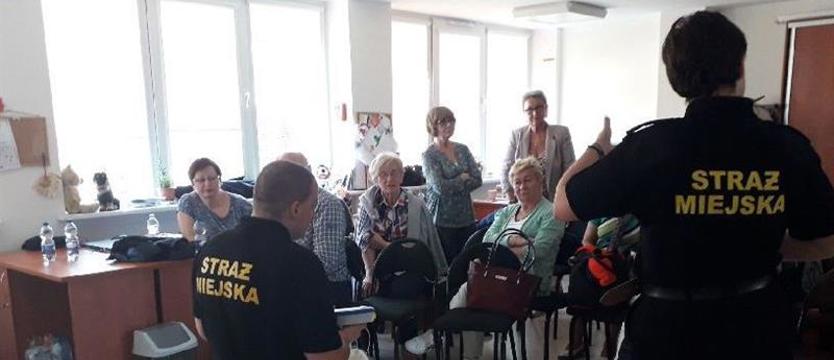 Strażnicy szkolą seniorów
