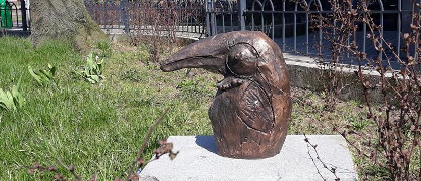 Ptaki, syreny, pomniki