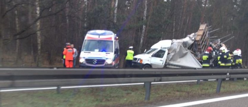 Ciężarówka wjechała w dwa auta osobowe. Cztery osoby ranne