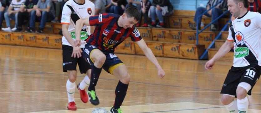 Futsal. Cztery gole Mikołajewicza pogrążyły gospodarzy