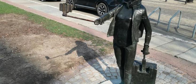 Turystka z kijkiem, bez pieska