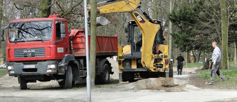 Na początek parkowe alejki do remontu