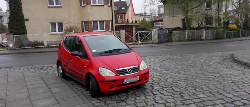 NAPISZ DO NAS. Od tygodnia parkuje na skrzyżowaniu