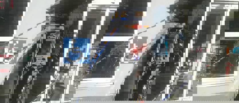 Wysadzili bankomat i uciekli z pieniędzmi