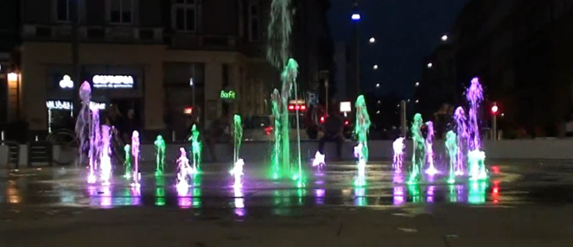 Fontanna przy deptaku trysnęła kolorami