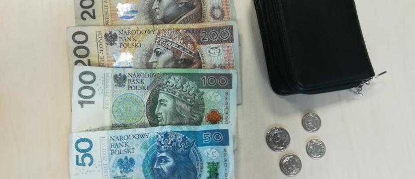 Znalazł portfel wypchany banknotami i oddał zgubę policji