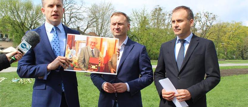 Głaz ze słowami Bartoszewskiego trafił na wybieg dla psów