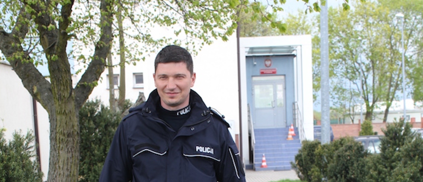 Ruszył z butelką na chłopca. Obezwładnił go policjant po służbie