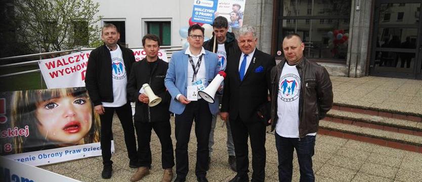 Ojcowie przed sądem i ratuszem