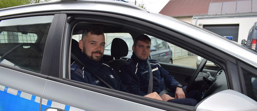 Policjanci ratowali nieprzytomną kobietę