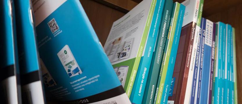 Bezpłatny podręcznik i 300 złotych na ucznia