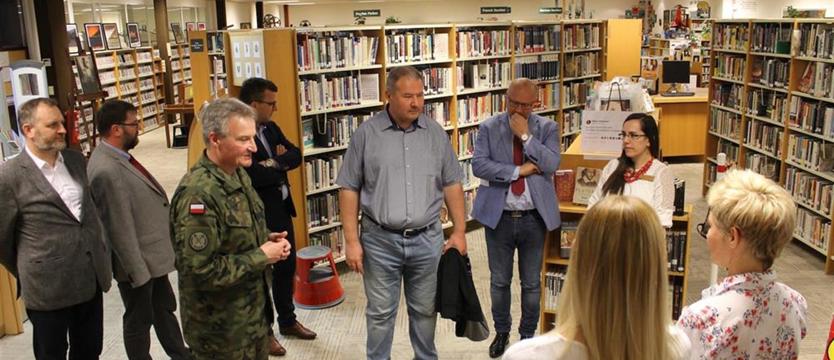 Przekazali 800 polskich książek do dowództwa NATO