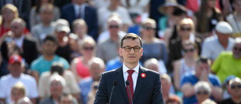 Premier: Biało-czerwona flaga nie jest ani lewicowa ani prawicowa