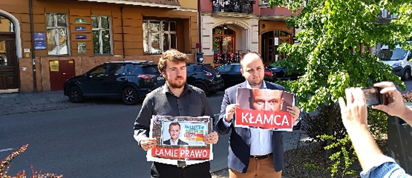 Koliber podszczypuje Nitrasa