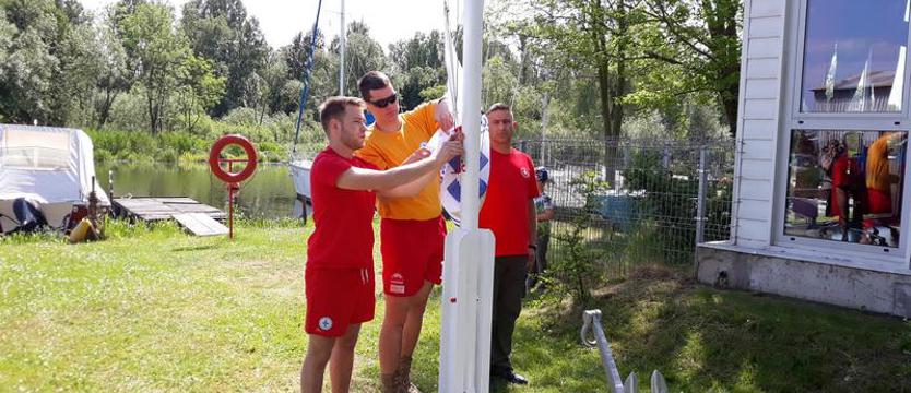 WOPR w Policach wciągnął flagę