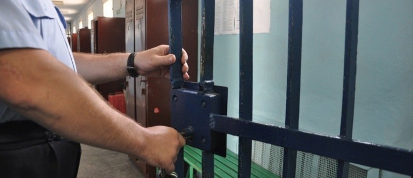 Najpierw uderzył  butelką, potem zaczął dusić