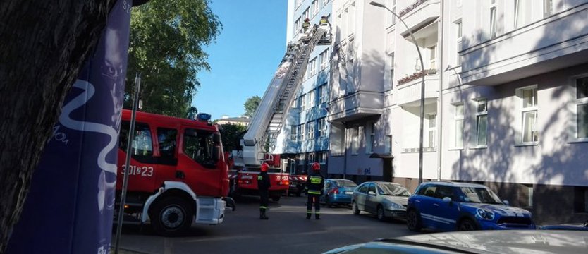 Strażacy sprawdzają szczelność instalacji