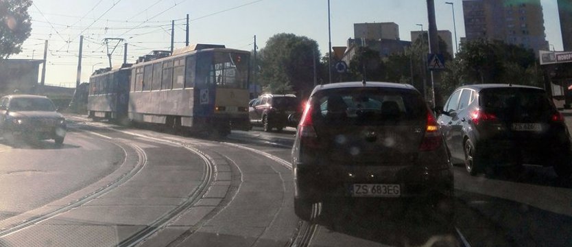 Korki po zderzeniu z tramwajem na rondzie Giedroycia