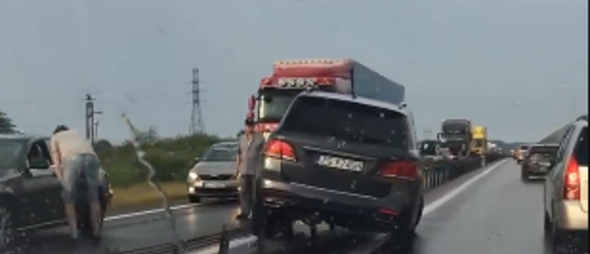 Samochód uderzył w barierkę