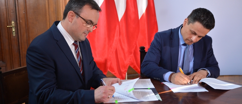 Pieniądze dla seniorów i najmłodszych. Umowy podpisane